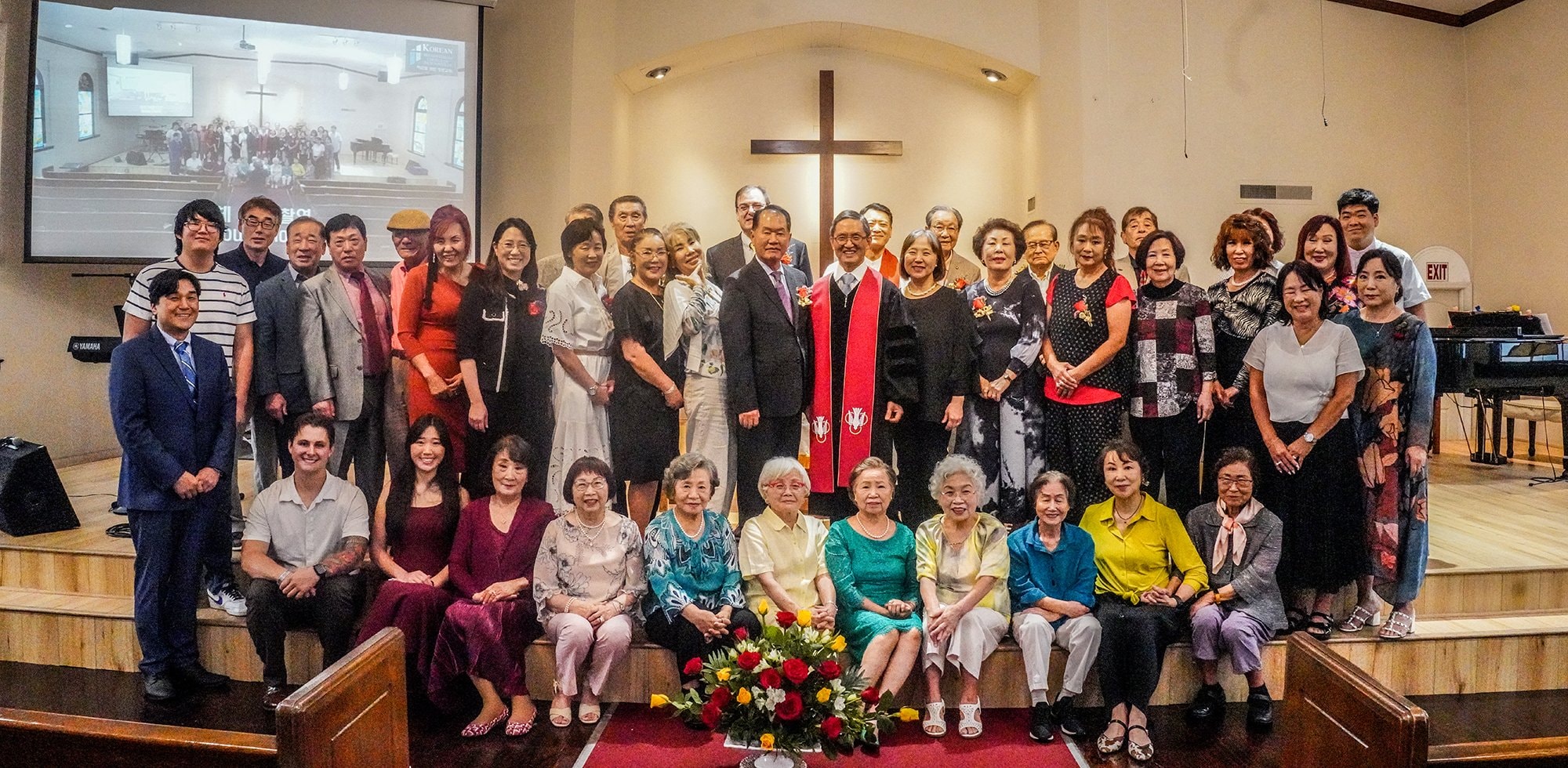 창립 48주년 예배 후 예배당 앞에서 함께 촬영한 잭슨빌 한인 장로교회 교우 단체사진